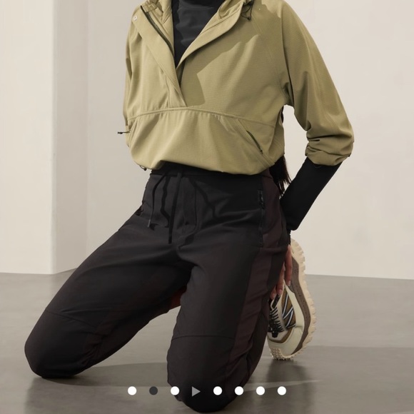 NWT Athleta Headlands Hybrid Trek Jogger Black Pants - Picture 4 of 10